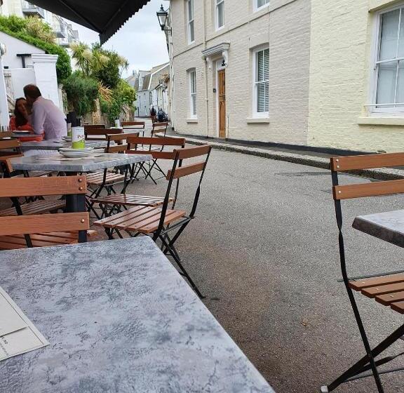 Newly Refurbished 2nd Floor Apartment Lil Nauti