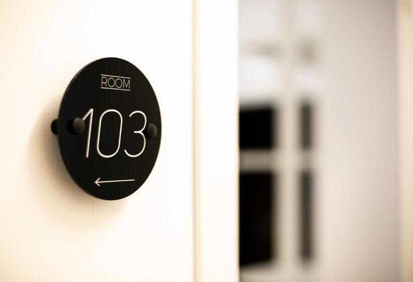 پانسیون Dora’s Room