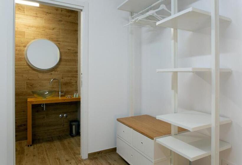 پانسیون Dora’s Room