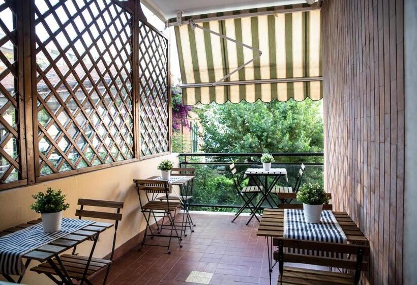 پانسیون Dora’s Room