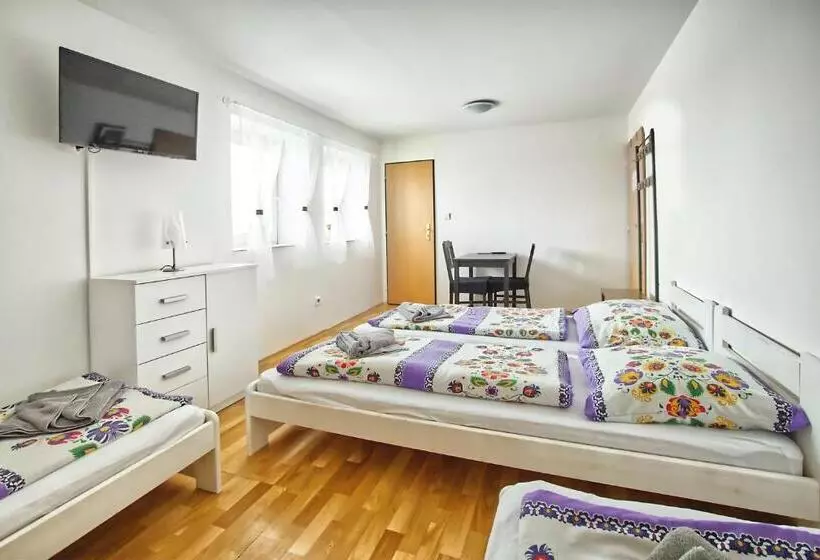 Majatalo Penzion Bazén Víno Sklep U Palečků