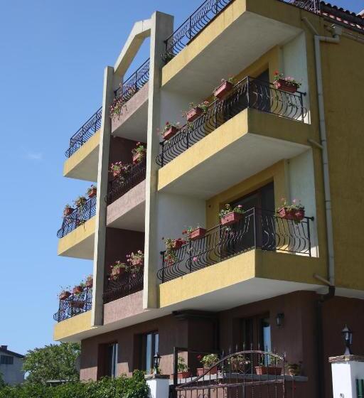 Family Hotel Akra