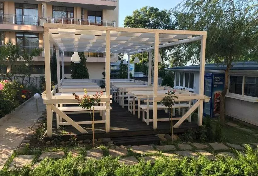 Family Hotel Akra