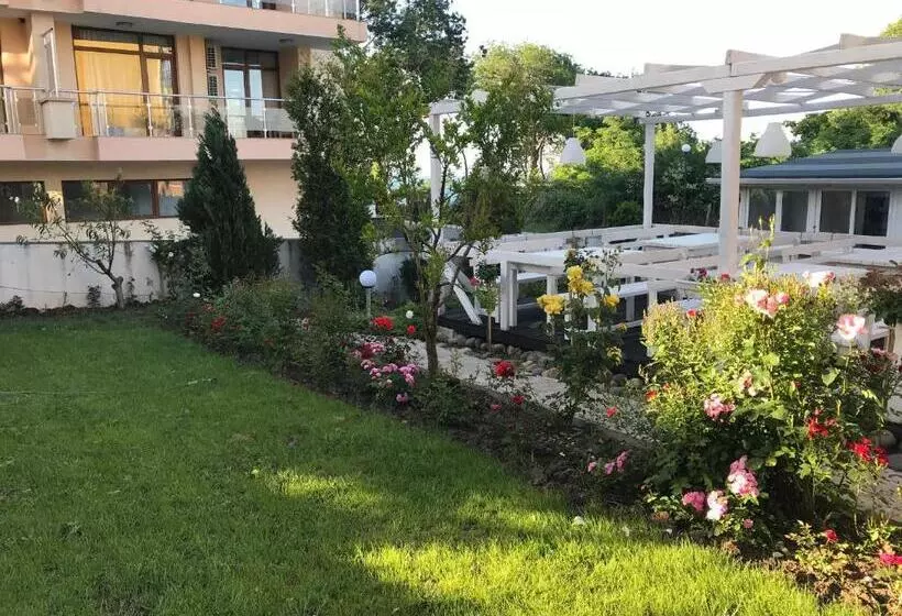 Family Hotel Akra