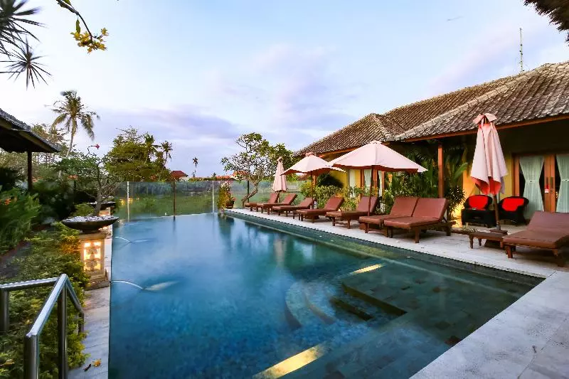 Aleesha Villas And Suites