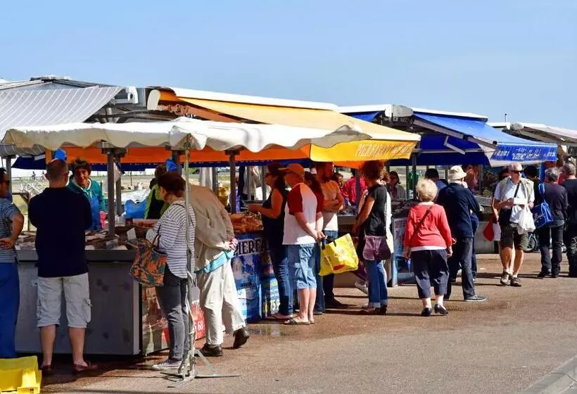 Appartement Spacieux Avec Balcon   à 50m De La Plage