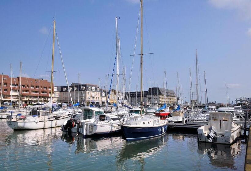 Appartement Spacieux Avec Balcon à 50m De La Plage