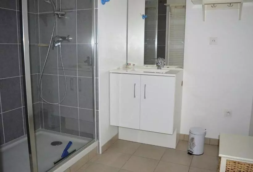 Appartement Spacieux Avec Balcon   à 50m De La Plage