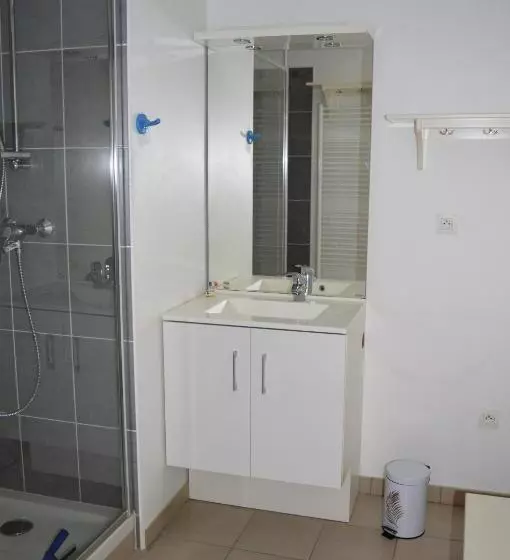 Appartement Spacieux Avec Balcon   à 50m De La Plage