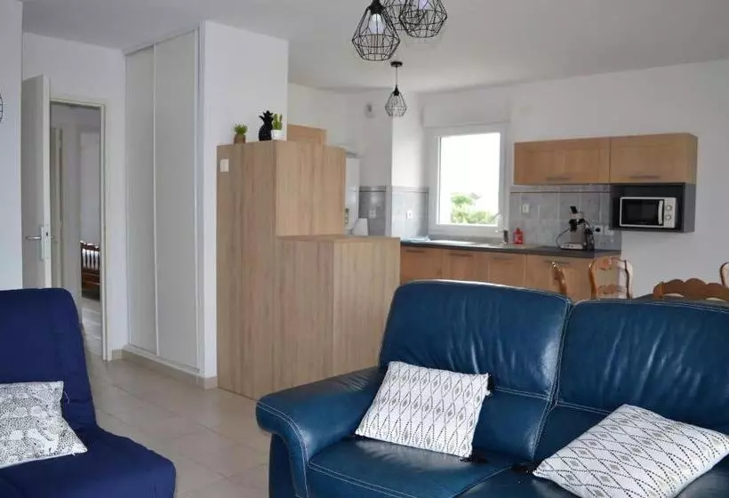 Appartement Spacieux Avec Balcon   à 50m De La Plage