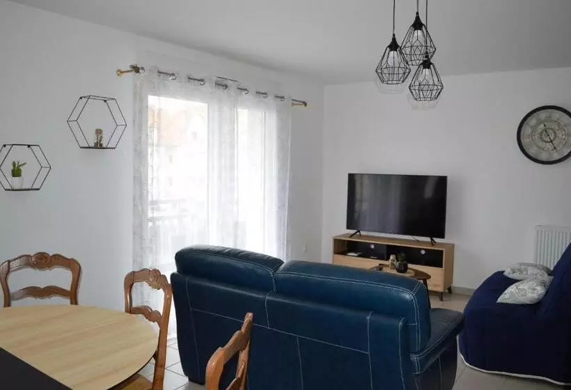 Appartement Spacieux Avec Balcon   à 50m De La Plage