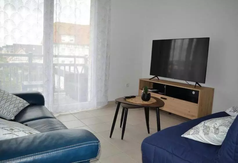 Appartement Spacieux Avec Balcon   à 50m De La Plage