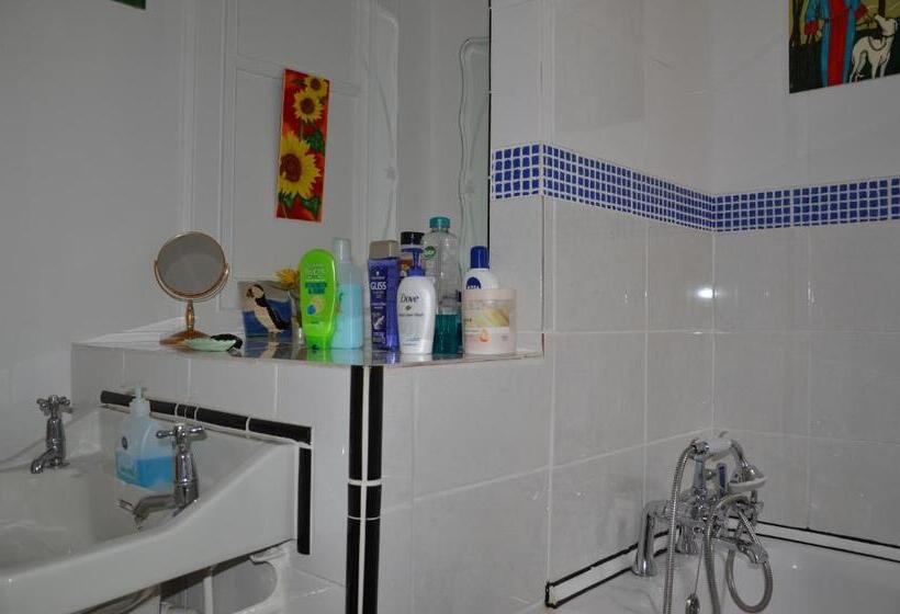 Bed and Breakfast Averon House