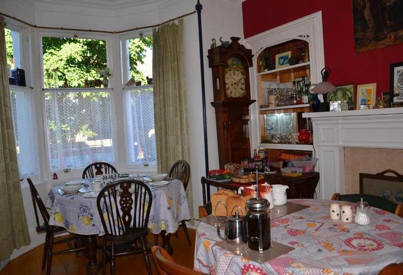 Bed and Breakfast Averon House