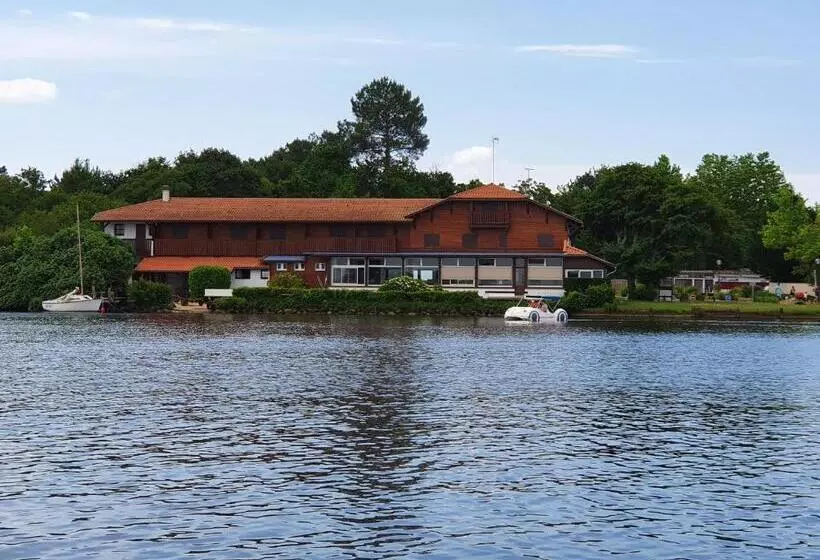 Les Rives Du Lac De Léon