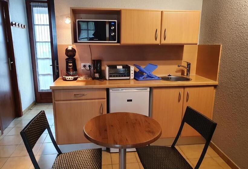 Les Rives Du Lac De Léon