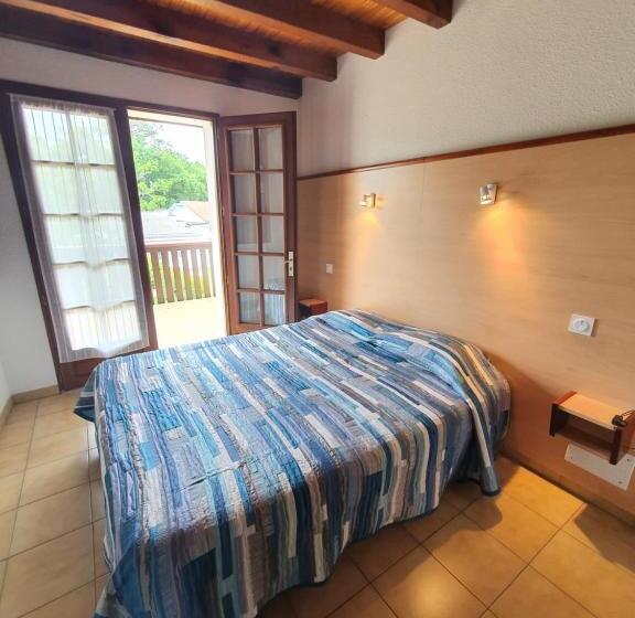 Les Rives Du Lac De Léon