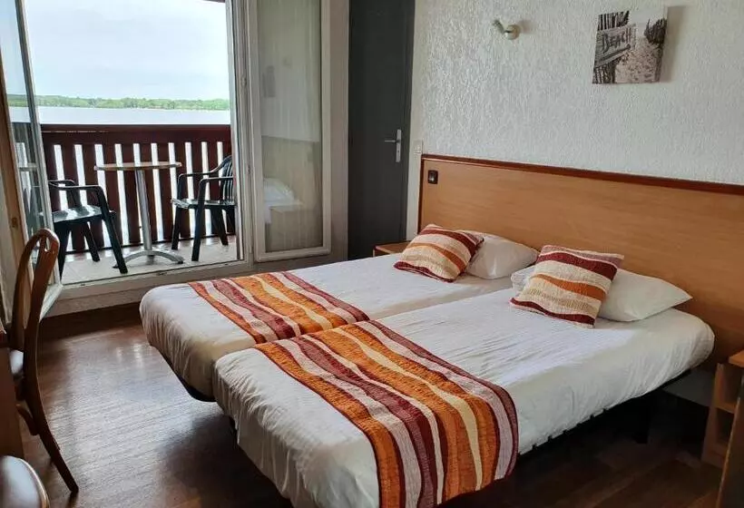 Les Rives Du Lac De Léon