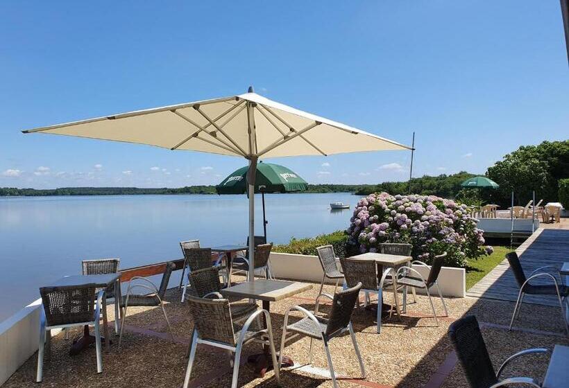 Les Rives Du Lac De Léon