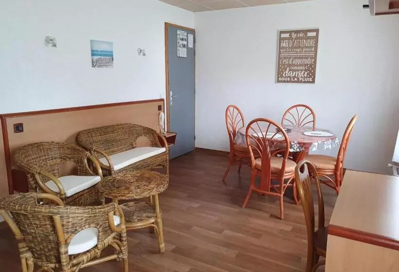 Les Rives Du Lac De Léon