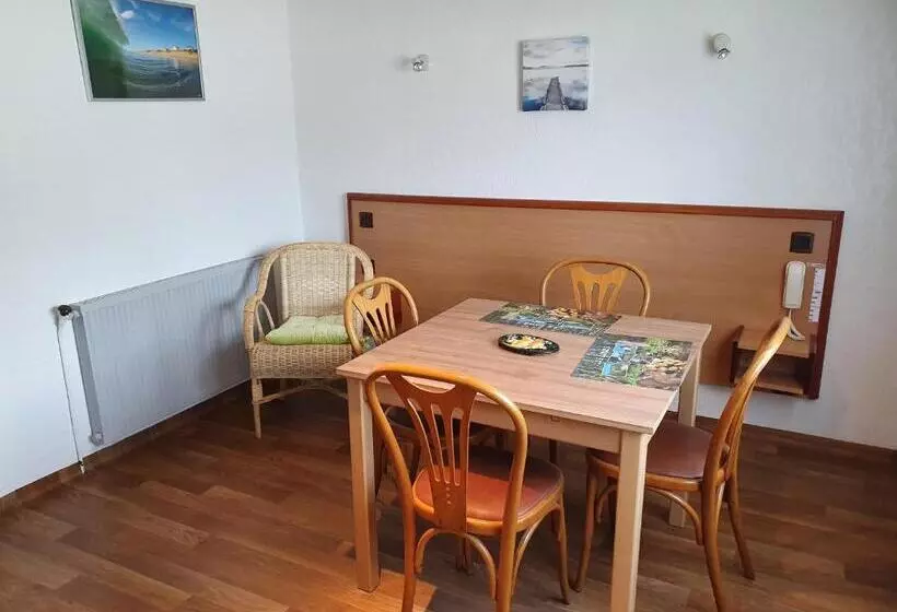 Les Rives Du Lac De Léon