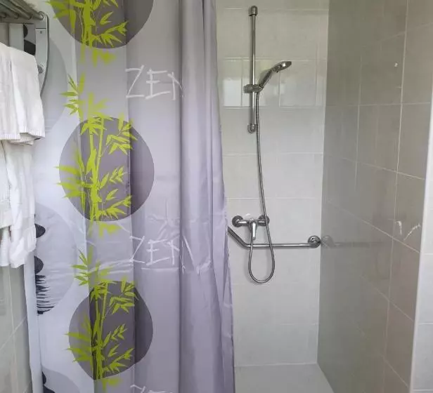 Les Rives Du Lac De Léon