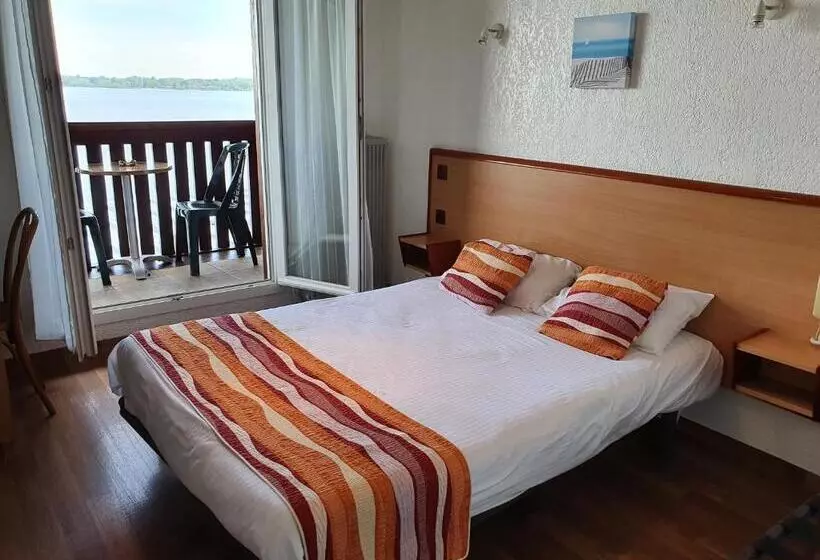 Les Rives Du Lac De Léon