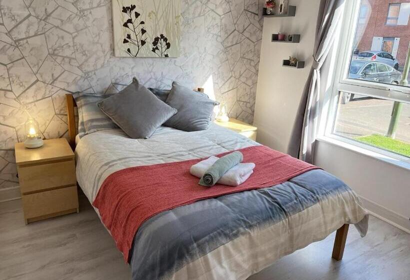 Bright 2 Bedroom Apartment   Edinburgh