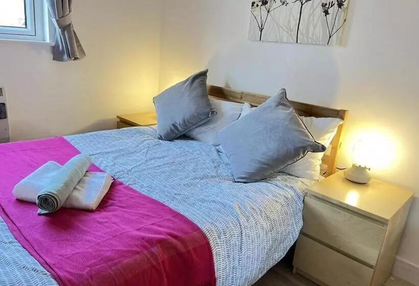 Bright 2 Bedroom Apartment   Edinburgh