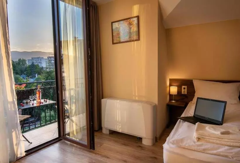 Hotelli семеен хотел константинови