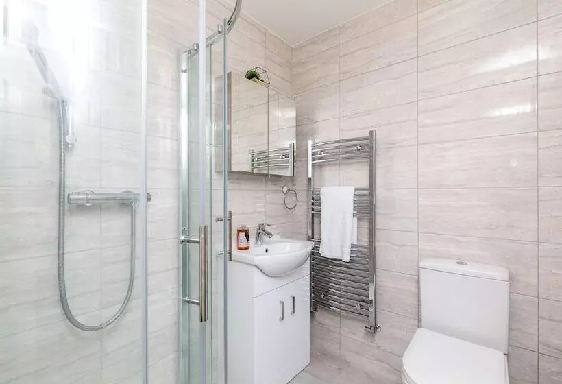Findon  Stylish Suite 10mins Close To Airport