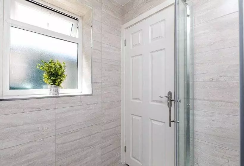 Findon  Stylish Suite 10mins Close To Airport