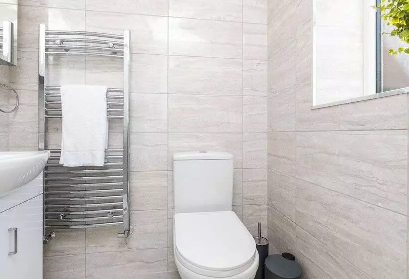 Findon  Stylish Suite 10mins Close To Airport