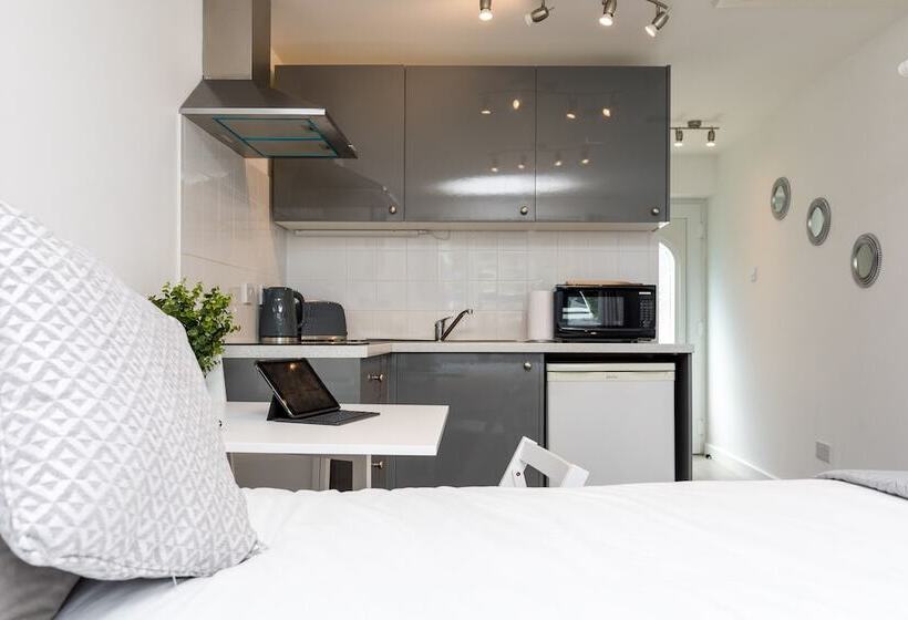 Findon  Stylish Suite 10mins Close To Airport