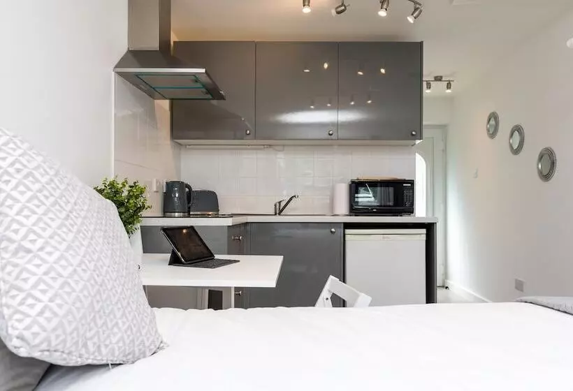 Findon  Stylish Suite 10mins Close To Airport
