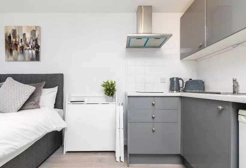Findon  Stylish Suite 10mins Close To Airport