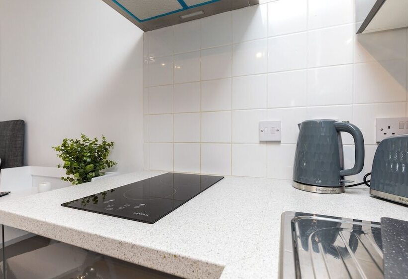 Findon  Stylish Suite 10mins Close To Airport