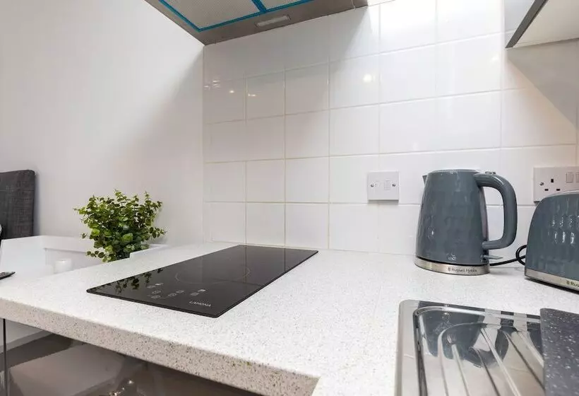Findon  Stylish Suite 10mins Close To Airport