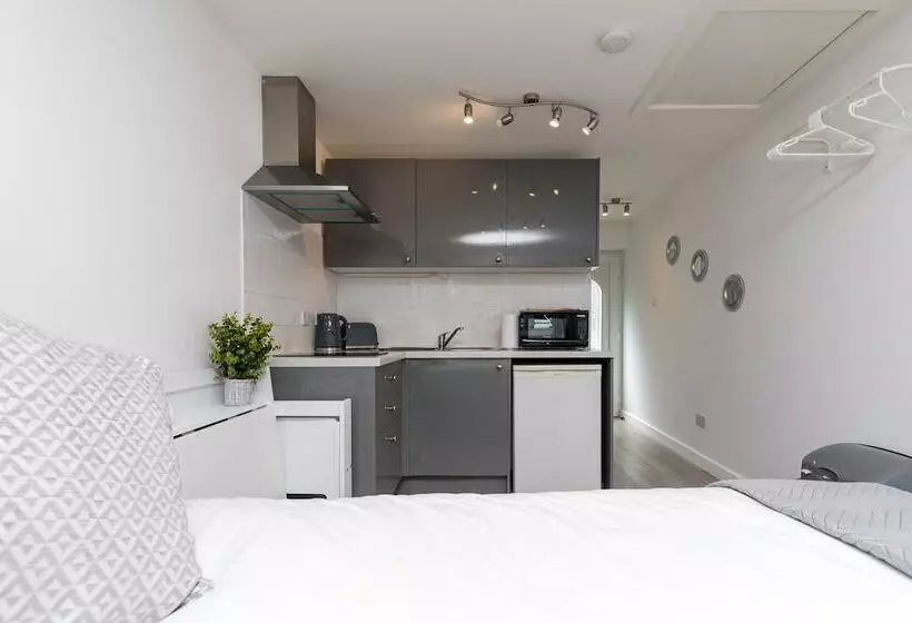 Findon  Stylish Suite 10mins Close To Airport