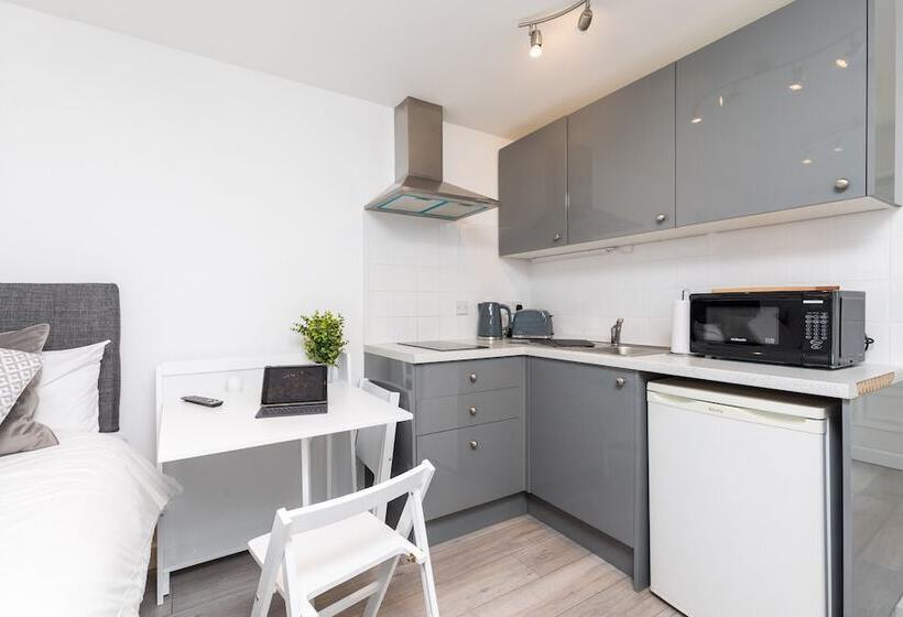 Findon  Stylish Suite 10mins Close To Airport