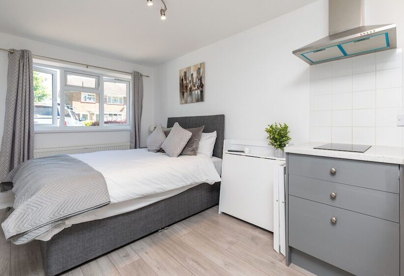 Findon  Stylish Suite 10mins Close To Airport