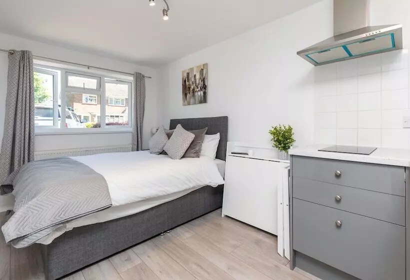Findon  Stylish Suite 10mins Close To Airport