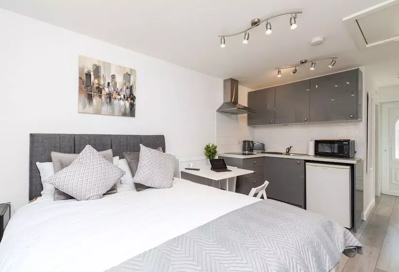 Findon  Stylish Suite 10mins Close To Airport