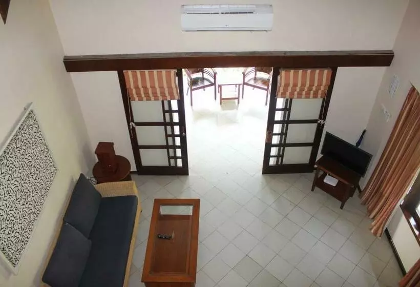 Hotelli Tanjung Lesung Beach