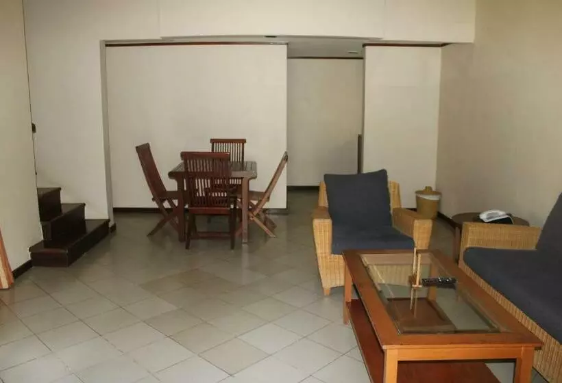 Hotelli Tanjung Lesung Beach