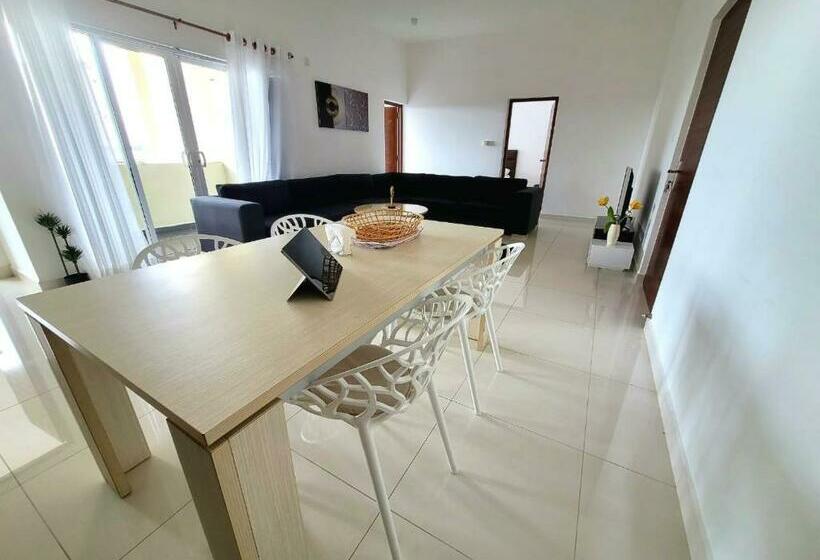 Spacious Luxury Apartment In Relaxing Homey Env