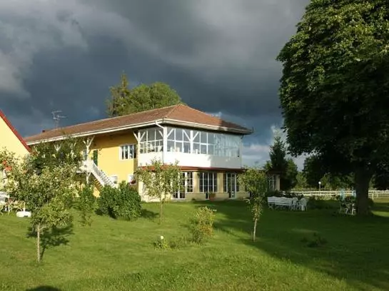 ホテル Pensjonat Stadnina Red Lion Farm
