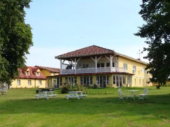ホテル Pensjonat Stadnina Red Lion Farm
