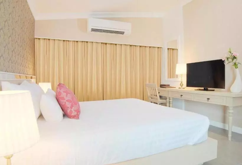 בית מלון כפרי The Raya Surawong Bangkok