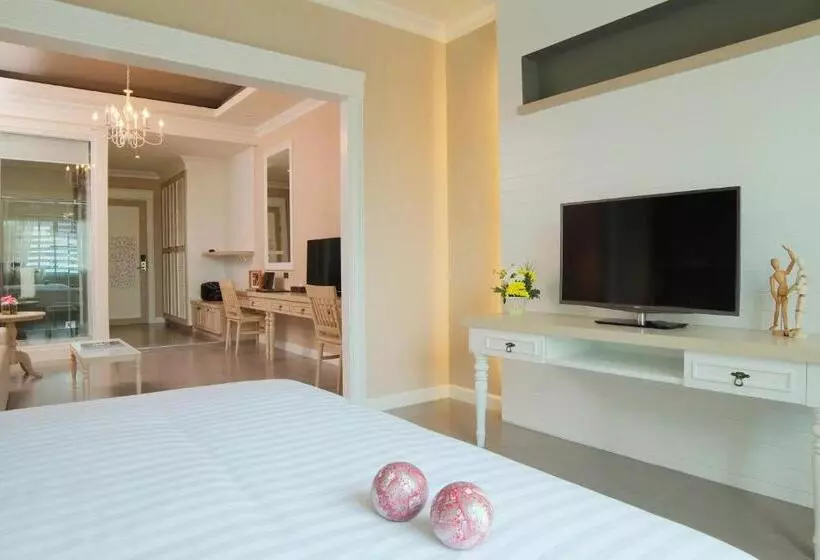 בית מלון כפרי The Raya Surawong Bangkok